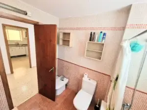 imagen del baño y la puerta
