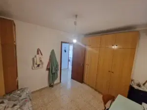 habitacion con armario empotrado