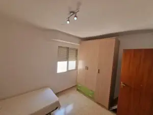dormitorio con armario y ventana