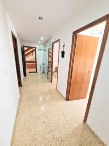 pasillo con entradas a habitaciones