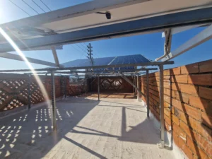 terraza con placas solares
