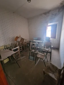 habitacion con sillas