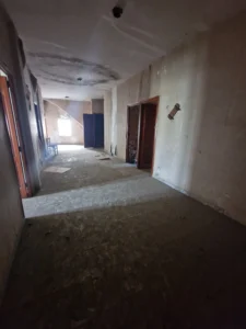 pasillo con habitaciones