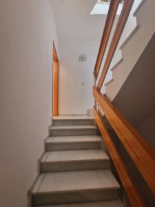 escalera marmol y madera