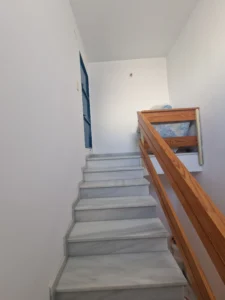 escalera de marmol y madera