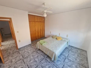 dormitorio con armario empotrado