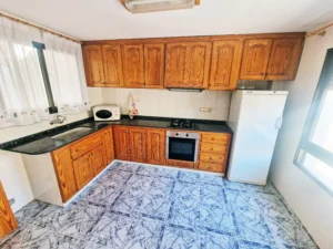 cocina con encimera de marmol negro
