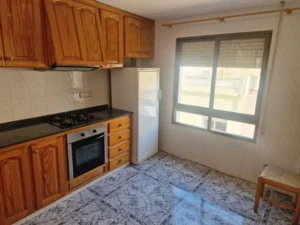 cocina con encimera de marmol negro