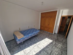 dormitorio con armario empotrado