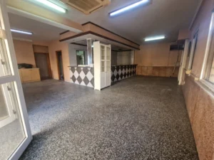 espacio de bar con barra en esquina