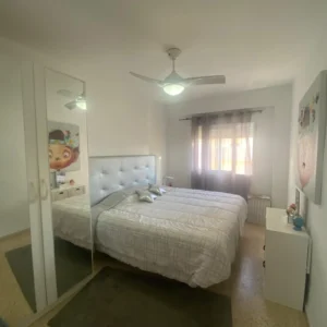 dormitorio con ventana