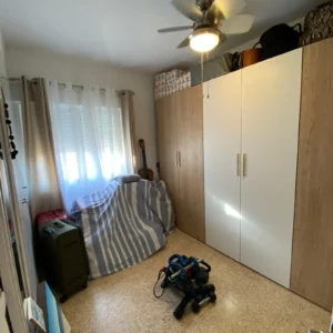 dormitorio con armarios